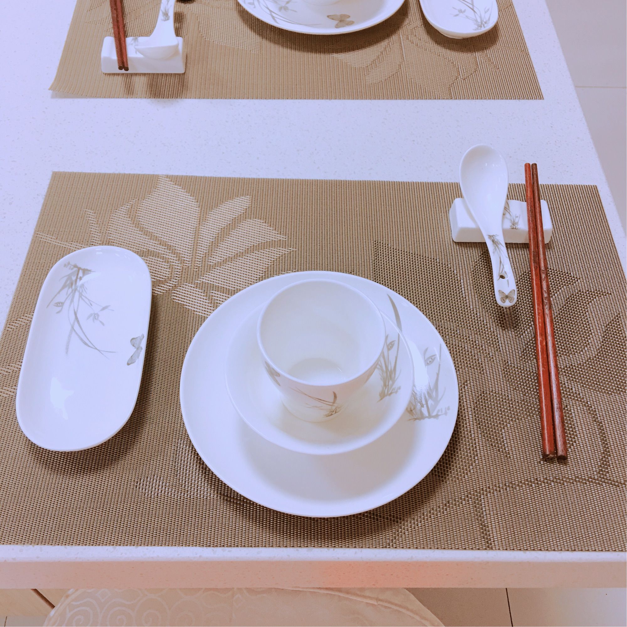 整齊餐具中的生活秩序